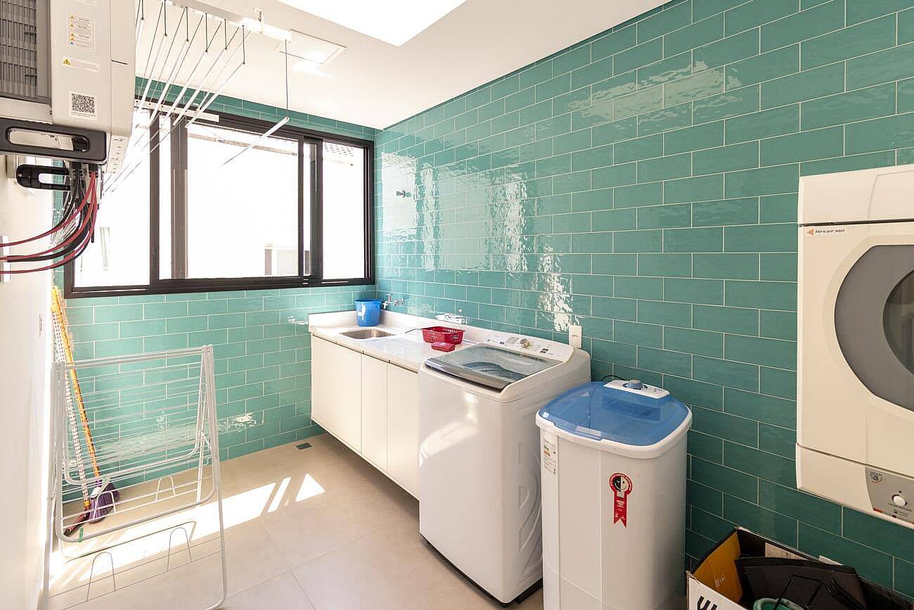 Casa à venda em Alphaville com 4 suítes, piscina aquecida, sauna e sistema fotovoltaico