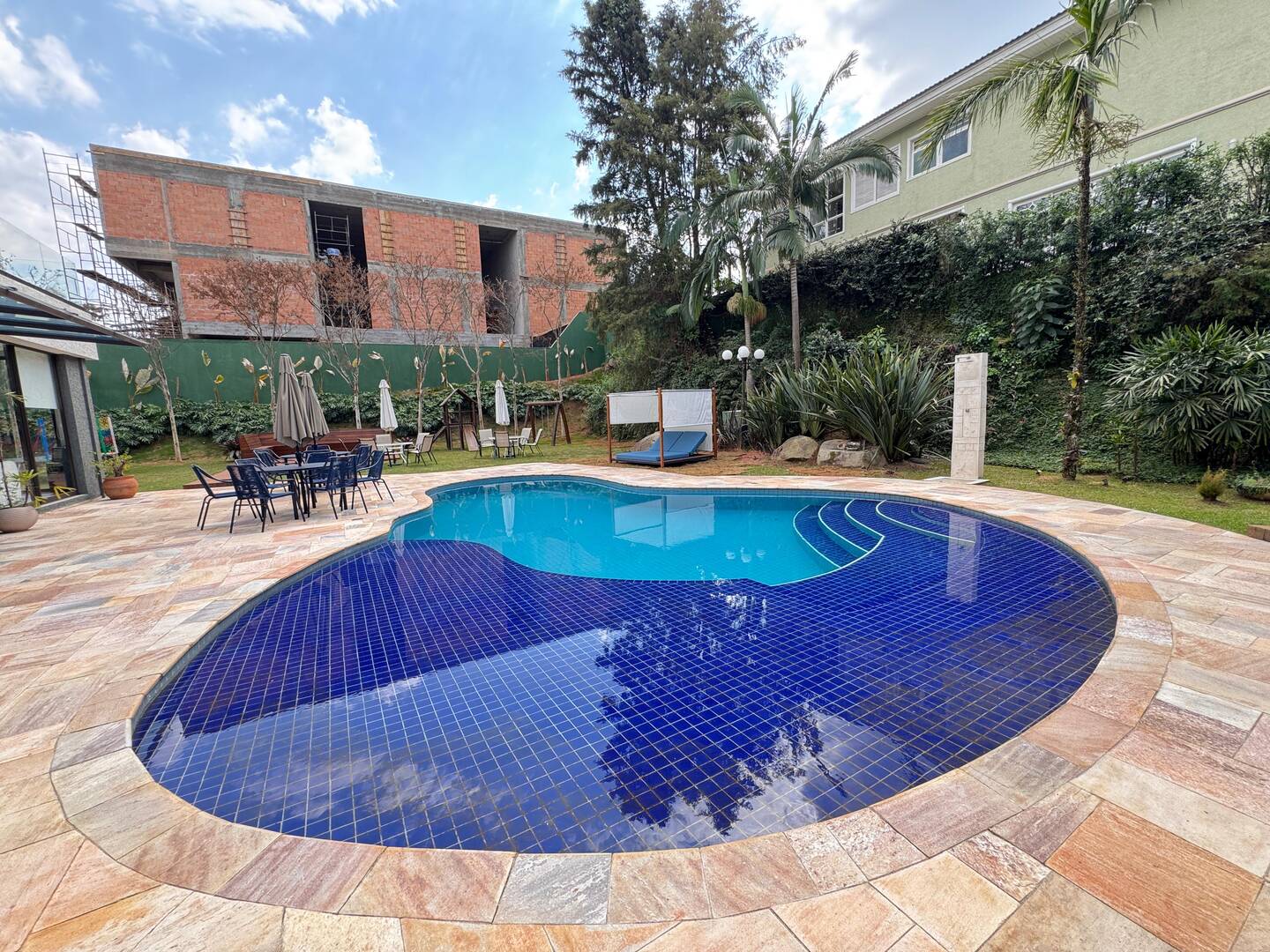 Casa Contemporânea à Venda no Tamboré 1 com 5 Suítes e Lazer Integrado