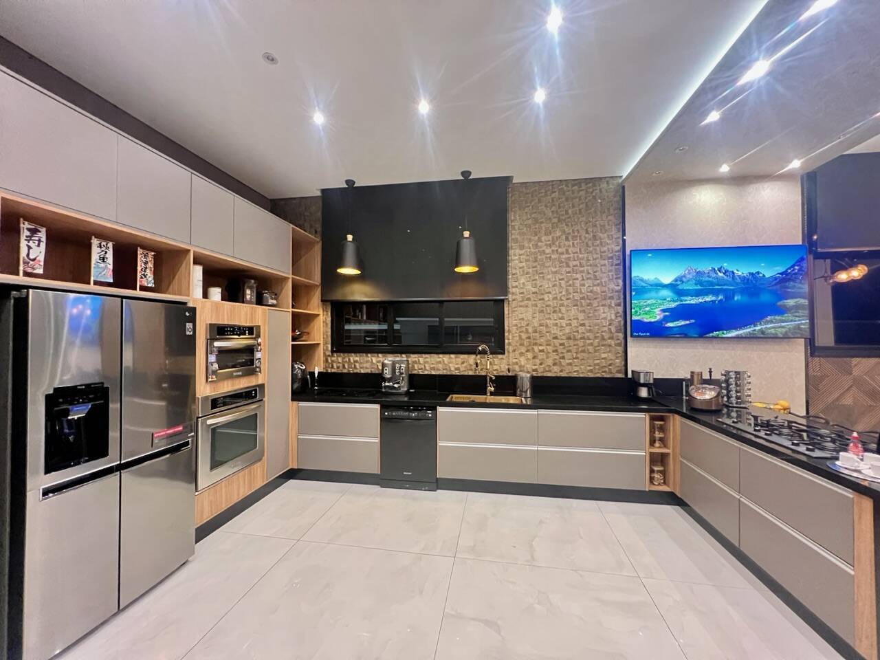 Residência Assinada por Karina Stein com 11 Suítes e Infraestrutura Completa de Lazer