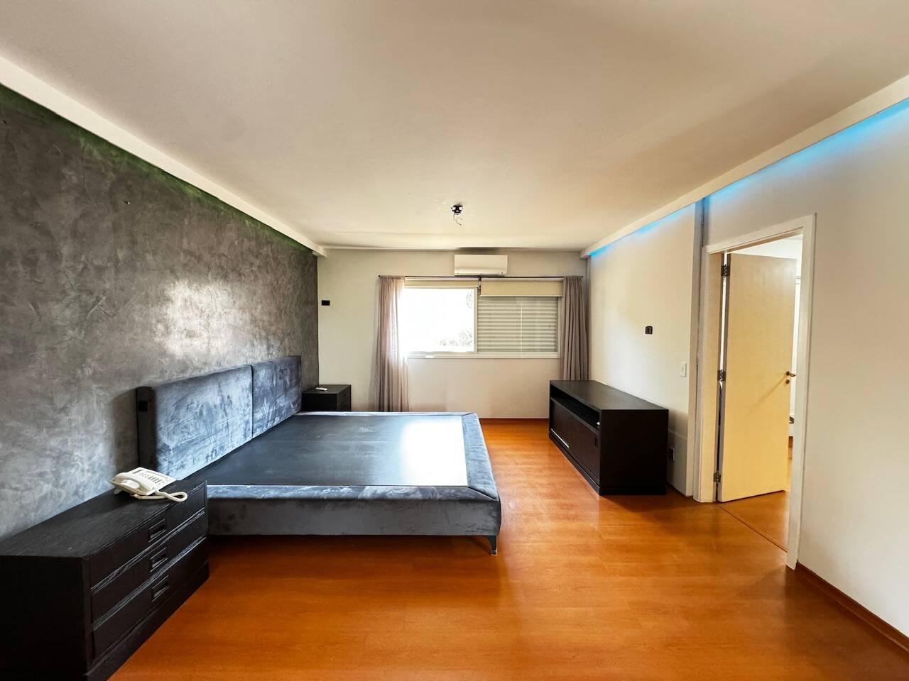 Casa de Alto Padrão Mobiliada com 4 Suítes, Quadra de Tênis Oficial e Lazer Completo em Alphaville