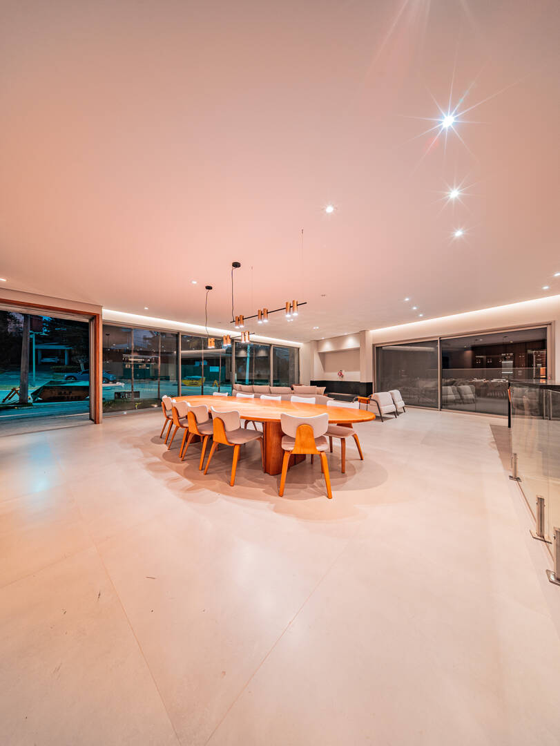 Casa porteira fechada à venda em Alphaville | 5 suítes, rooftop e mobiliada
