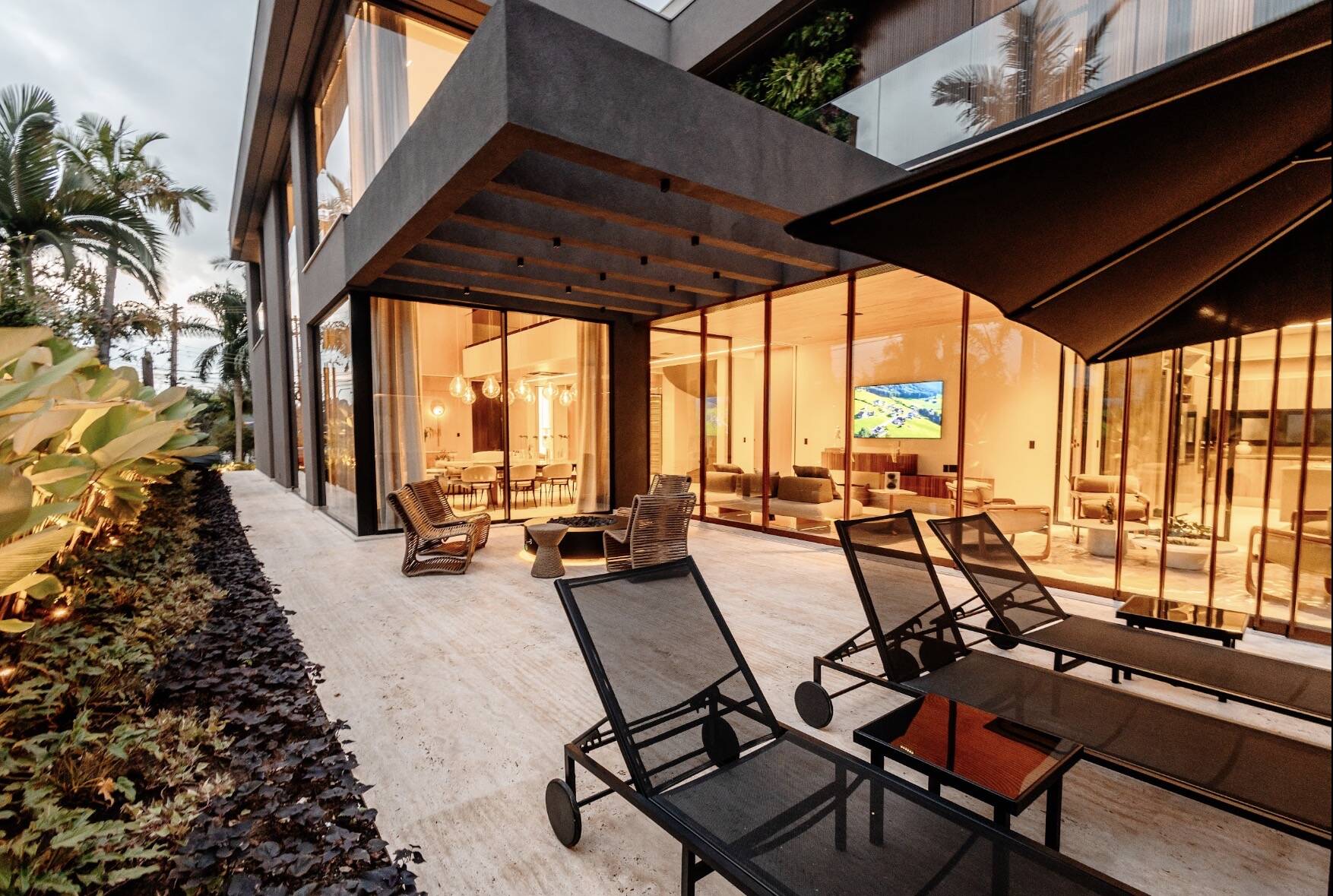 Casa Contemporânea à Venda no Tamboré 3 | Projeto Leonice Alves | 5 Suítes | Automação Completa