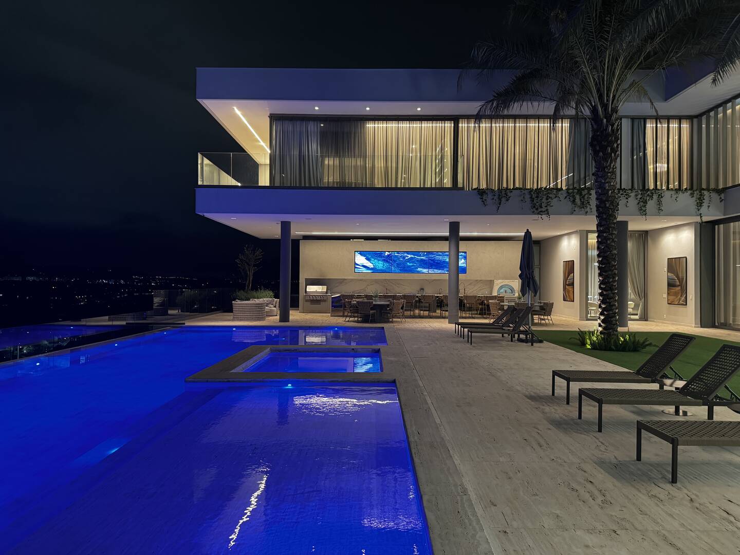 Casa com 6 suítes, vista panorâmica e arquitetura contemporânea no Tamboré 2