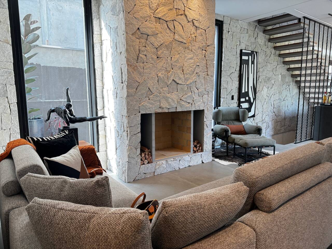 Casa Contemporânea à Venda em Alphaville com 5 Suítes, Spa e Piscina Aquecida