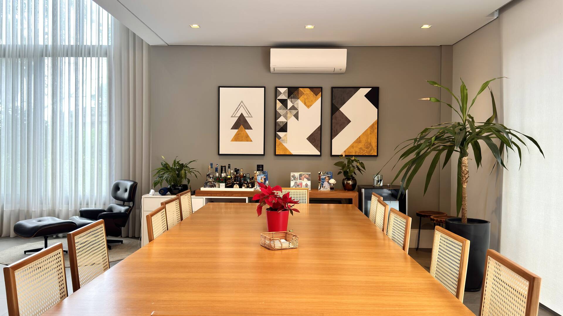 Casa Nova e Atemporal com 4 Suítes no Residencial Gênesis 1 | Alphaville