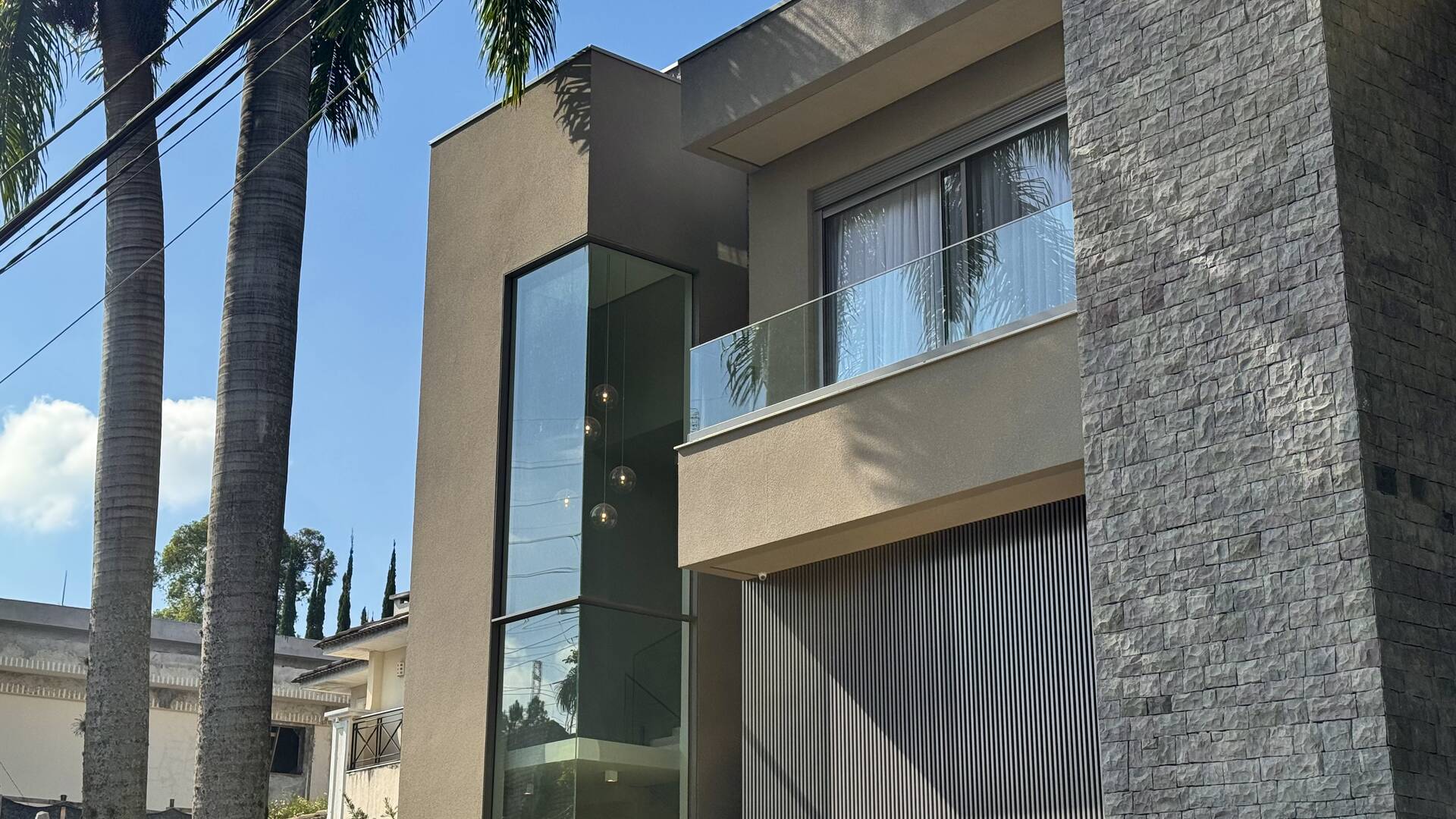 Casa Contemporânea no Tamboré 3 com Rooftop, 5 Suítes e Vista Permanente para a Praça