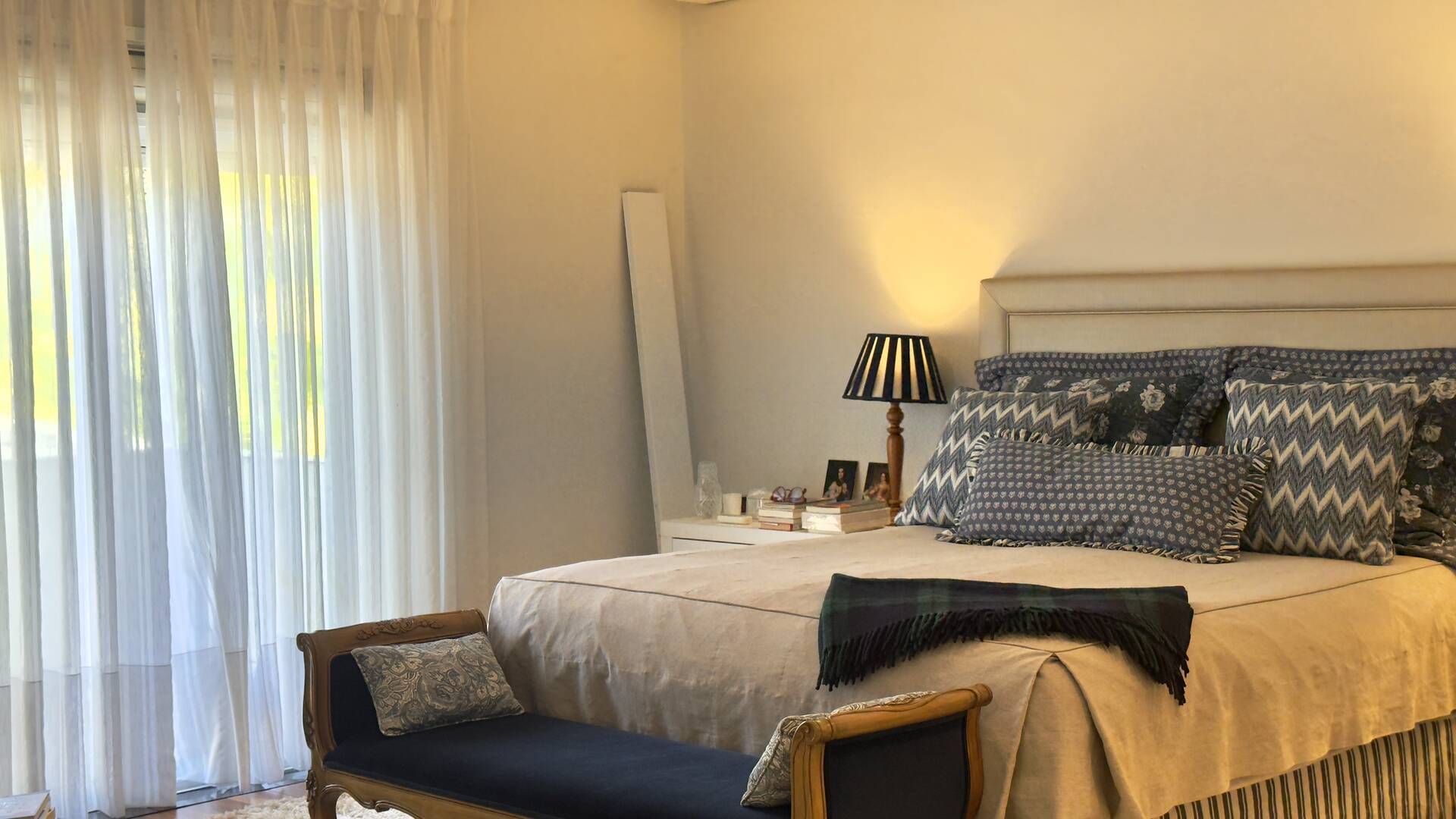 Casa com amplo terreno e excelente potencial de retrofit à venda em Alphaville
