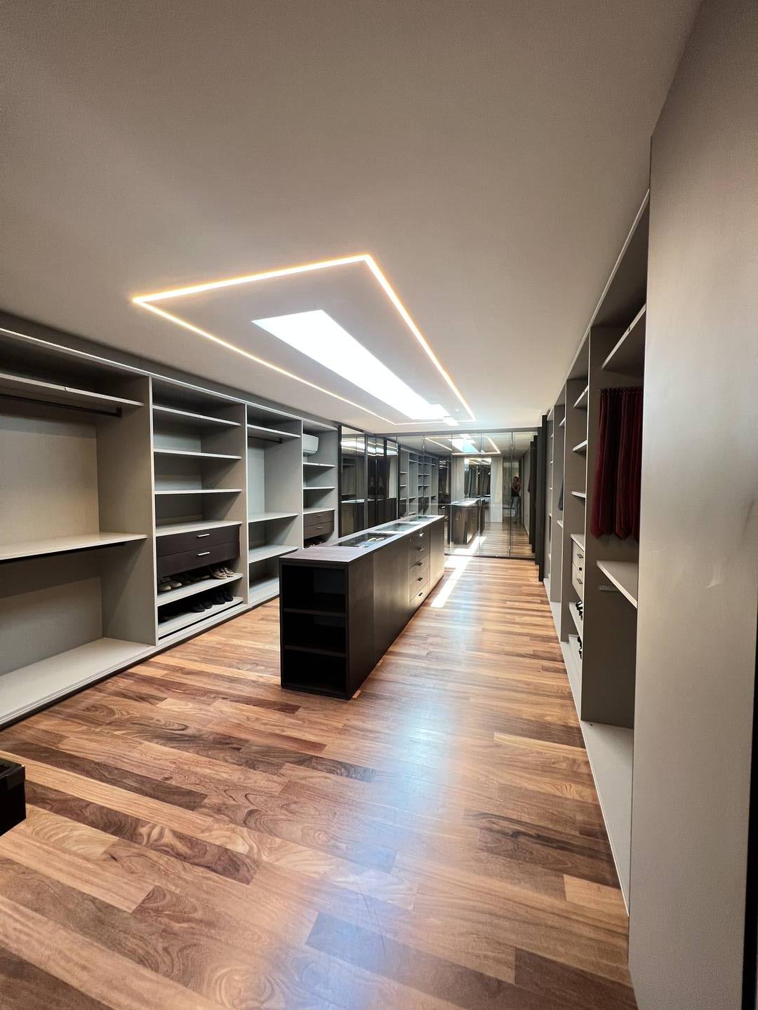 Residência autoral de David Bastos com piscina natural e design brasileiro