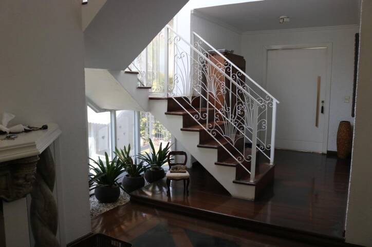 Casa à venda no Tamboré 3 com 4 suítes e excelente potencial para retrofit