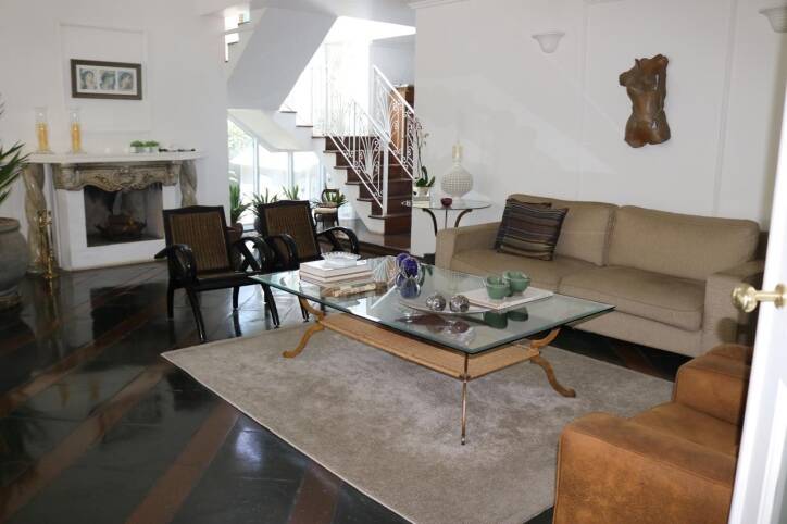 Casa à venda no Tamboré 3 com 4 suítes e excelente potencial para retrofit