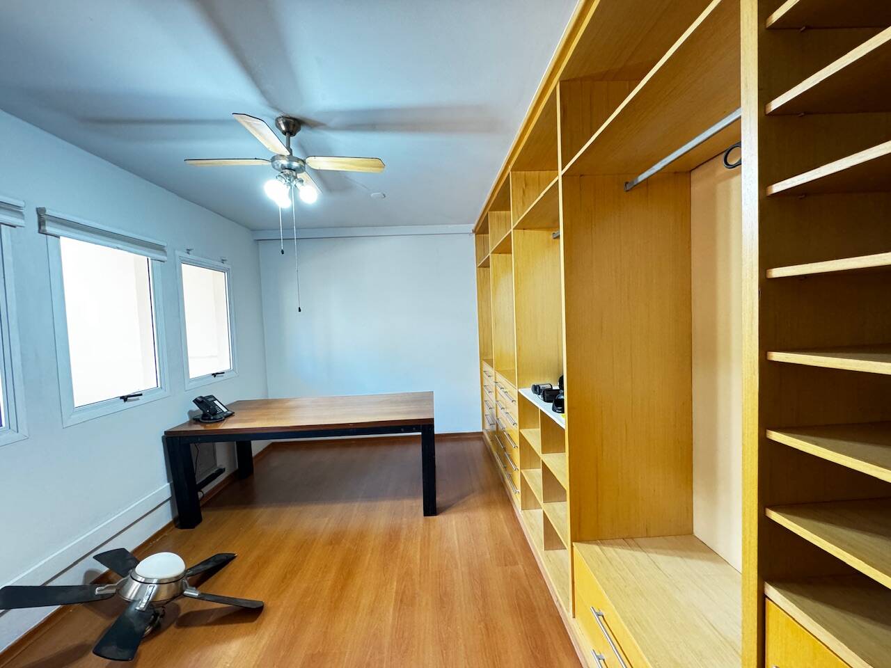 Casa de Alto Padrão Mobiliada com 4 Suítes, Quadra de Tênis Oficial e Lazer Completo em Alphaville