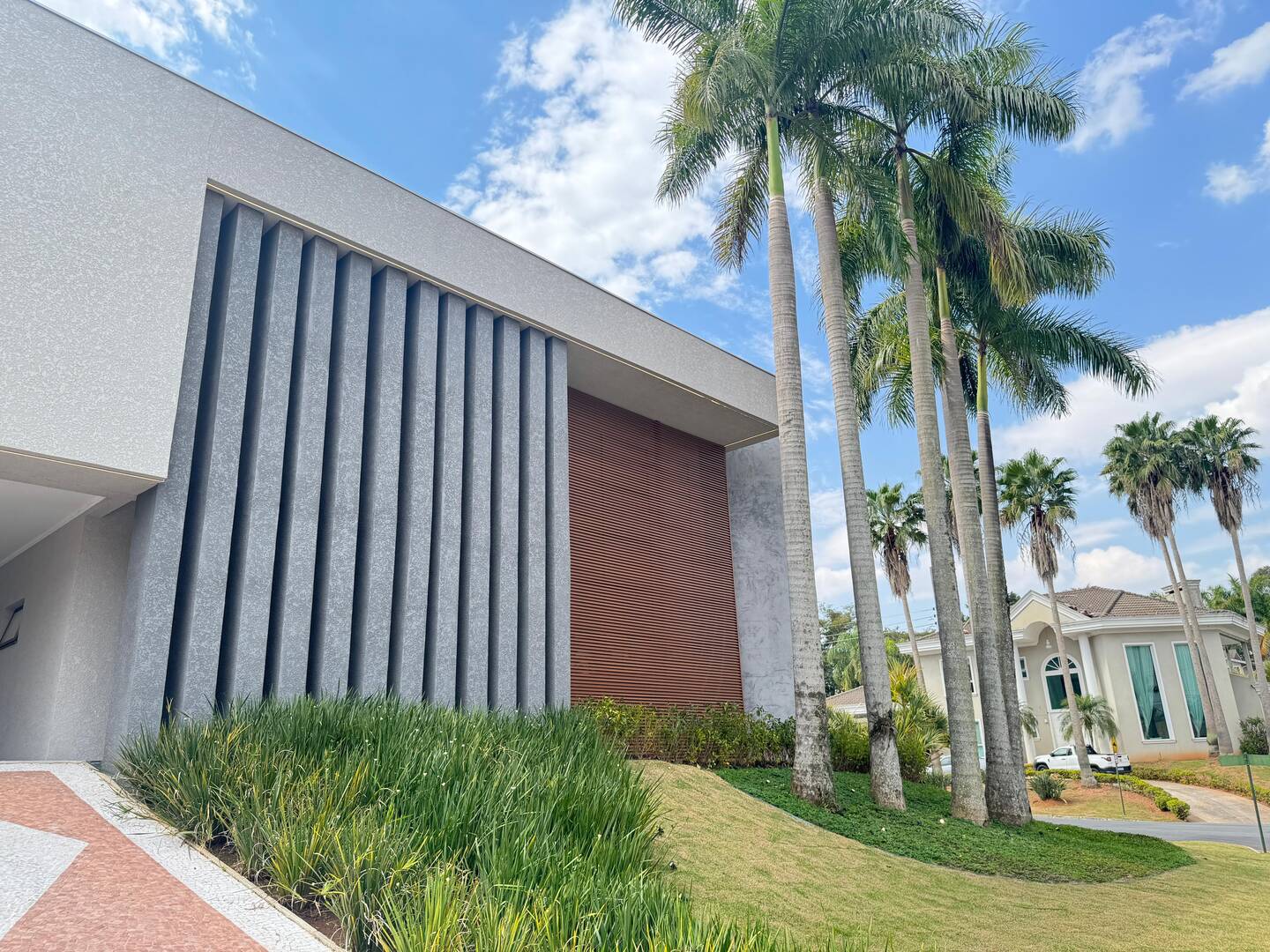 Casa Contemporânea à Venda no Tamboré 1 com 5 Suítes e Lazer Integrado