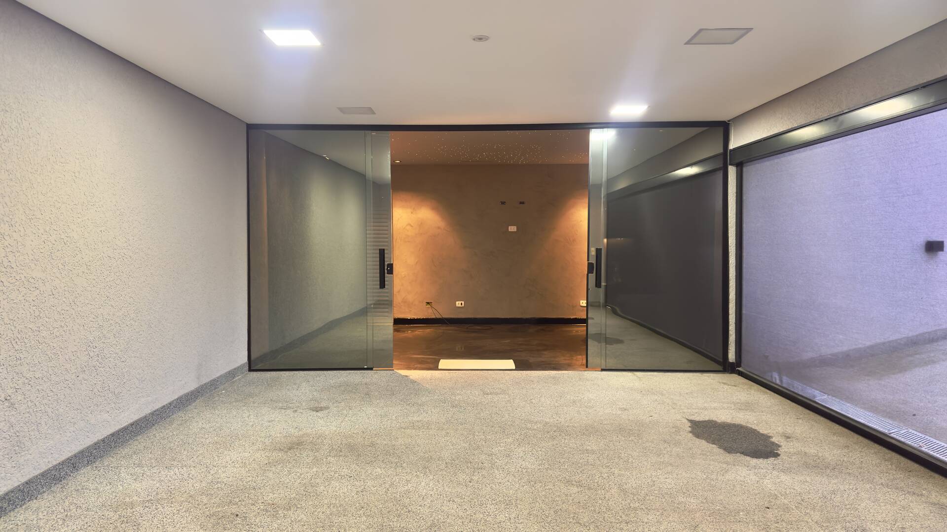 Casa Contemporânea à Venda em Alphaville com 4 Suítes, Piscina e Integração de Ambientes