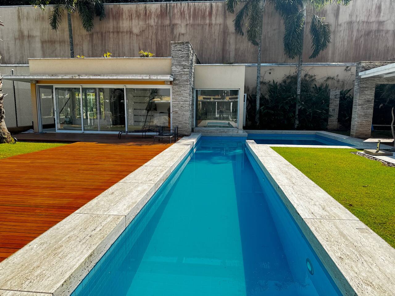 Casa de Alto Padrão Mobiliada com 4 Suítes, Quadra de Tênis Oficial e Lazer Completo em Alphaville