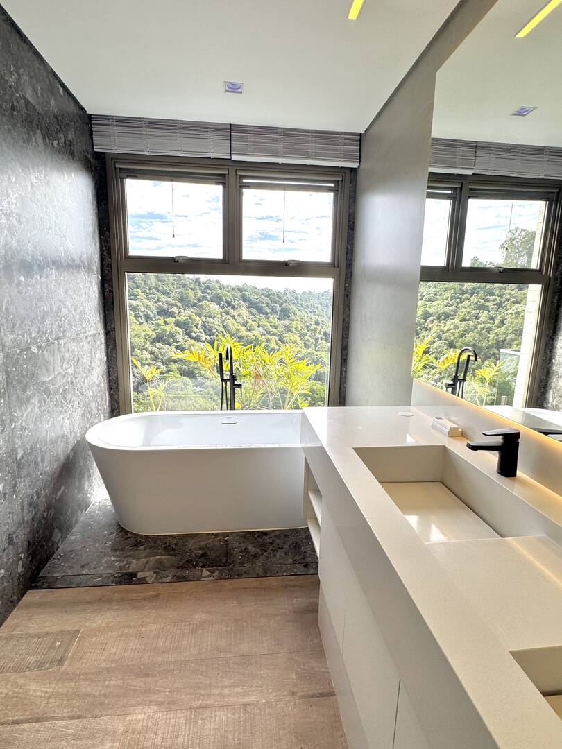 Casa contemporânea com lazer completo e elevador