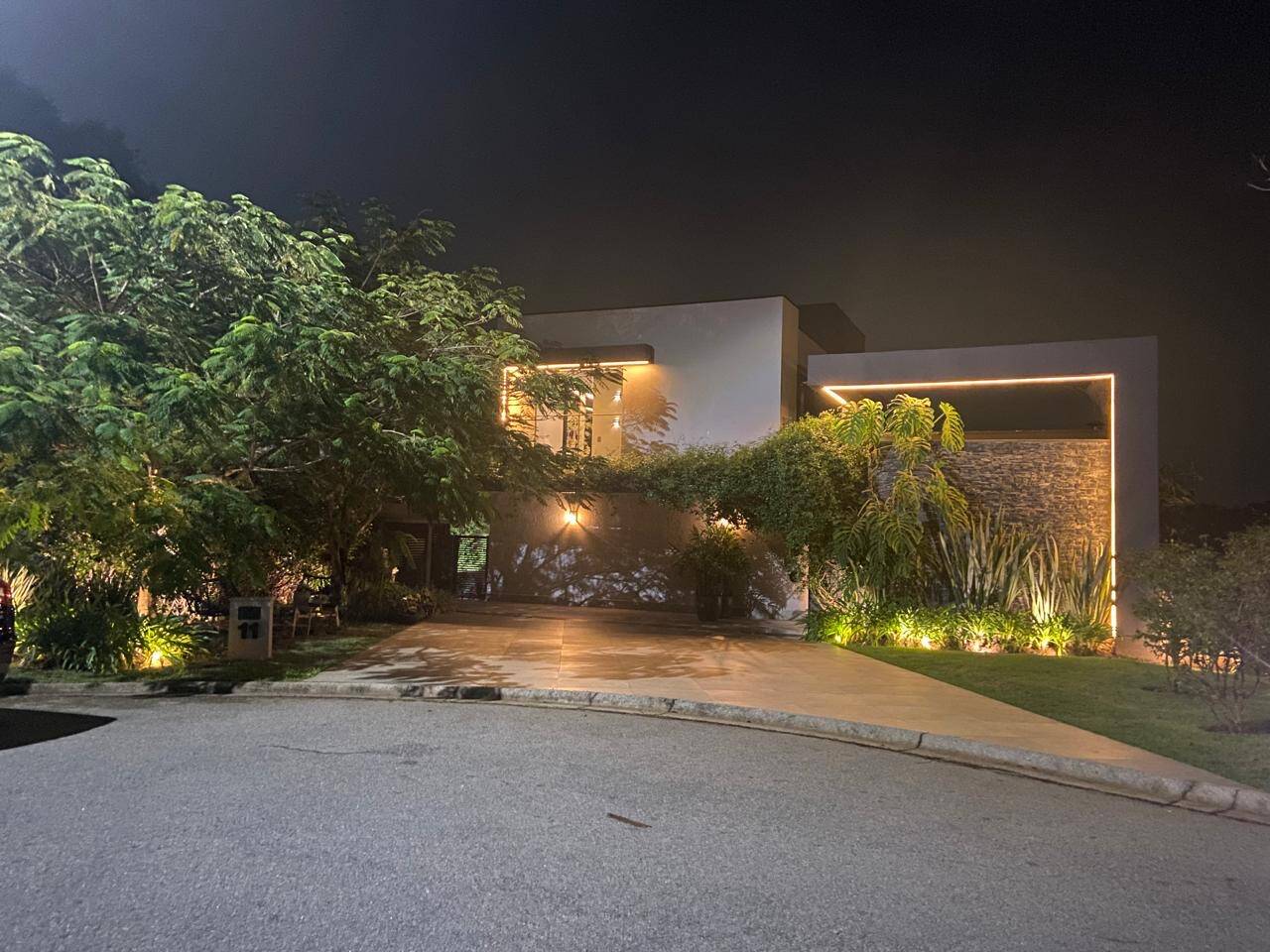 Casa contemporânea com vista para o lago e mata preservada no Gênesis 2