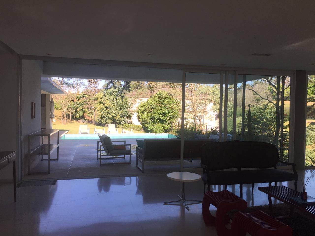 Casa contemporânea com vista para a mata no Tamboré 1