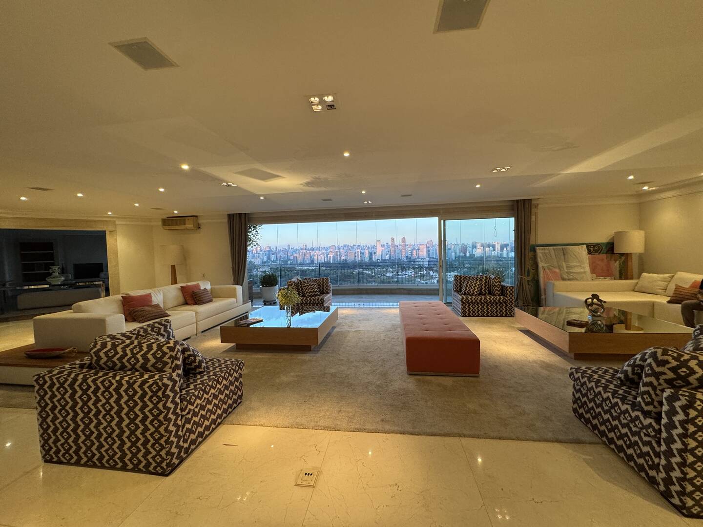 Cobertura duplex à venda em São Paulo com 1.170 m², 4 suítes, piscina privativa e 10 vagas