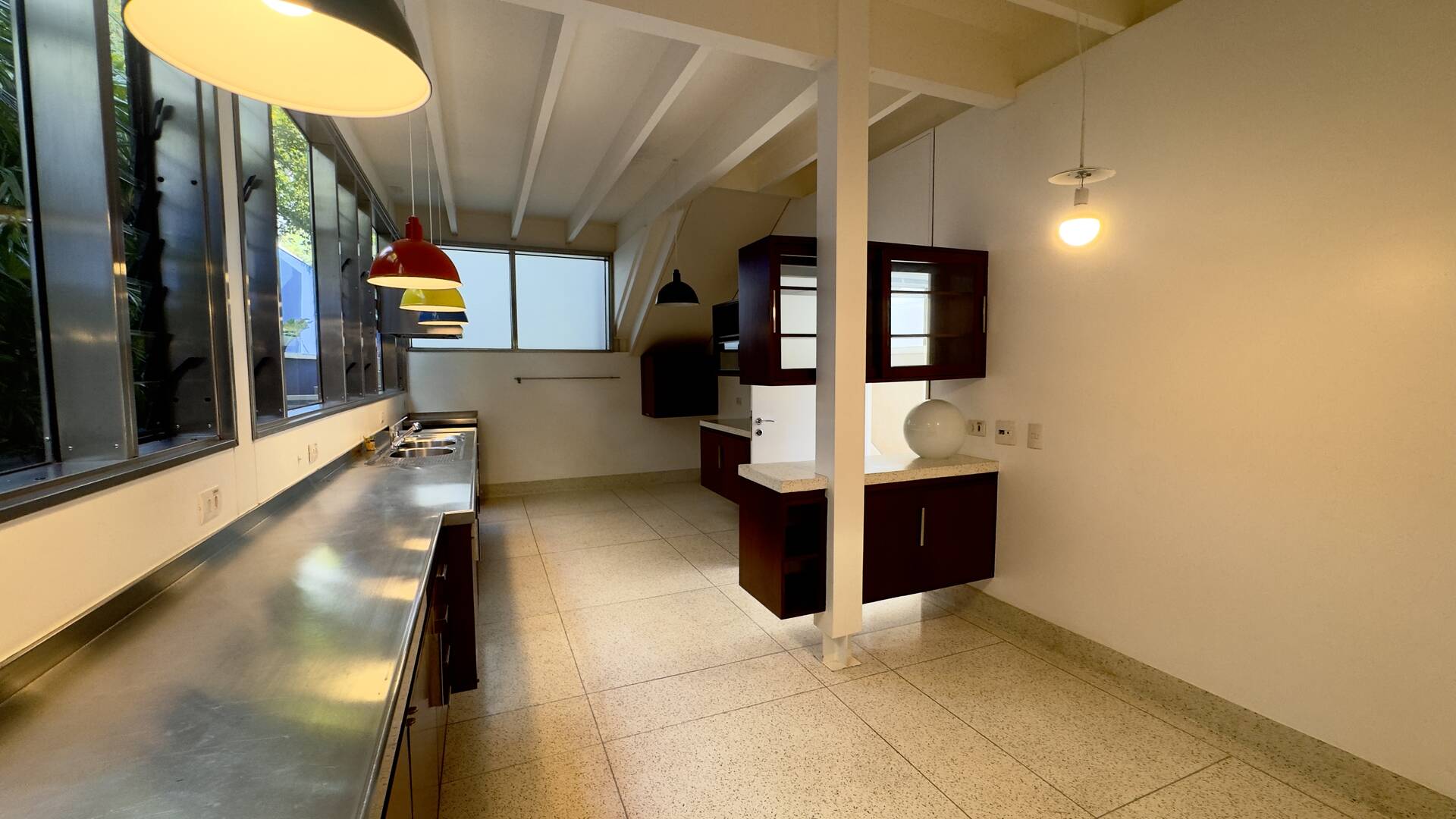 Residência Assinada por George Mills no Tamboré 1 com Arquitetura Autoral e 1.525 m² de Terreno