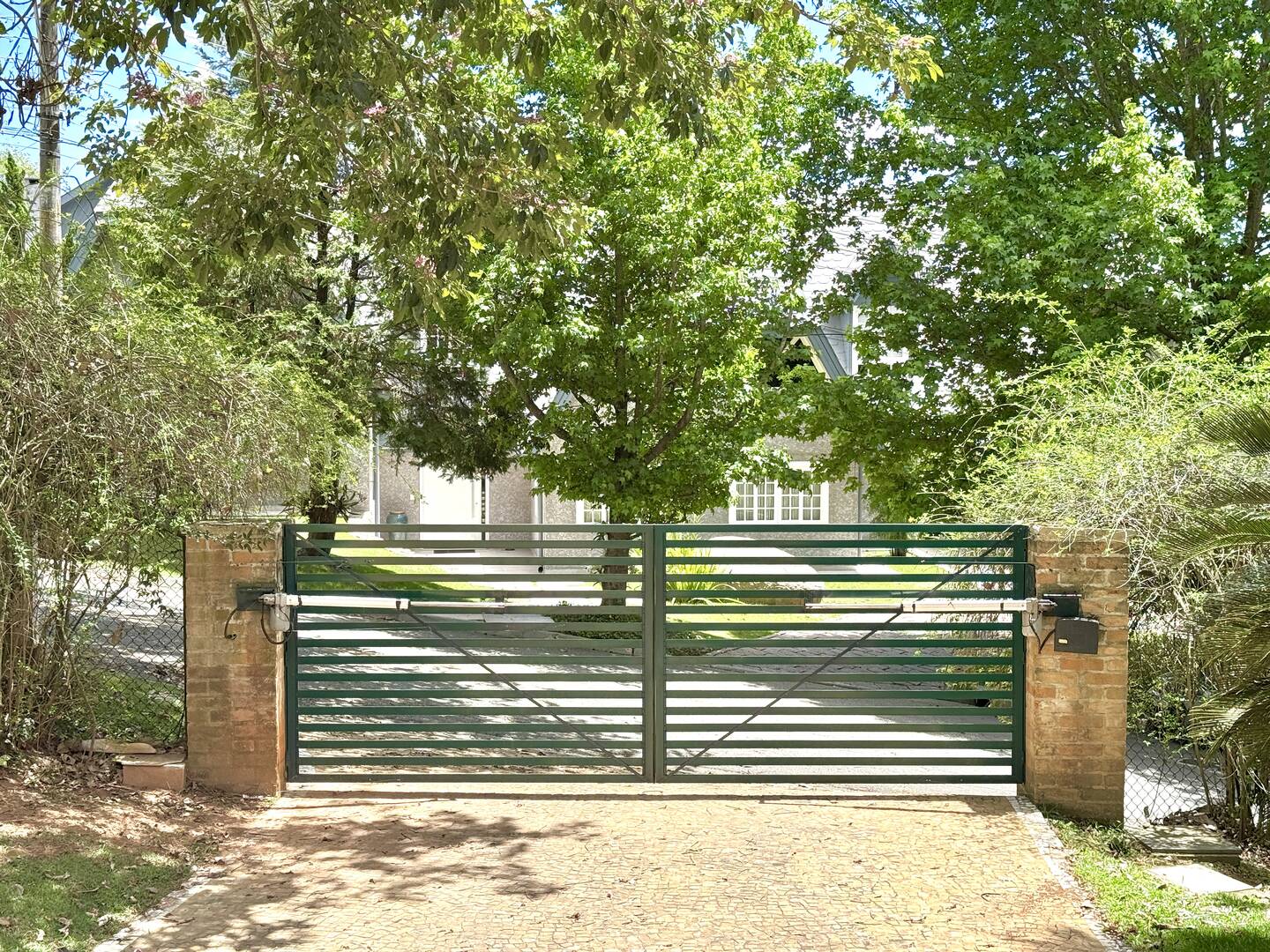 Casa à Venda no Tamboré 1 com 4.000 m², Vista Permanente e Estilo Casa de Campo