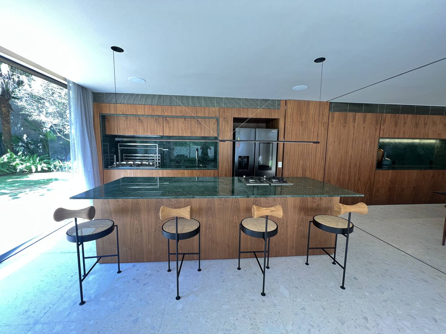 Residência autoral de David Bastos com piscina natural e design brasileiro