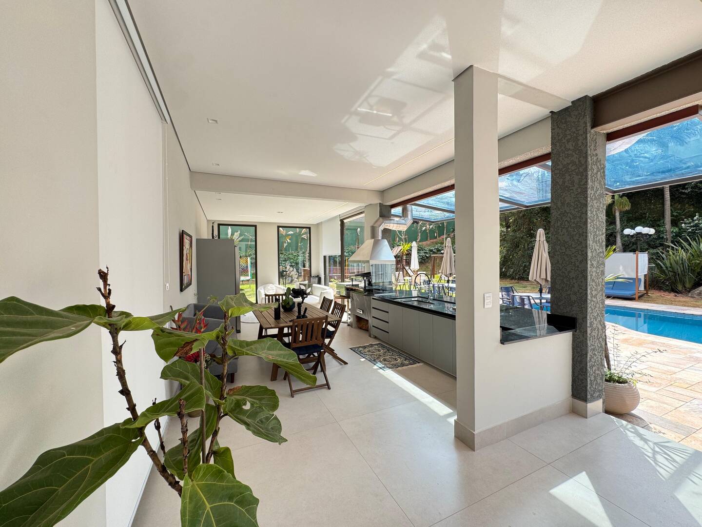 Casa Contemporânea à Venda no Tamboré 1 com 5 Suítes e Lazer Integrado