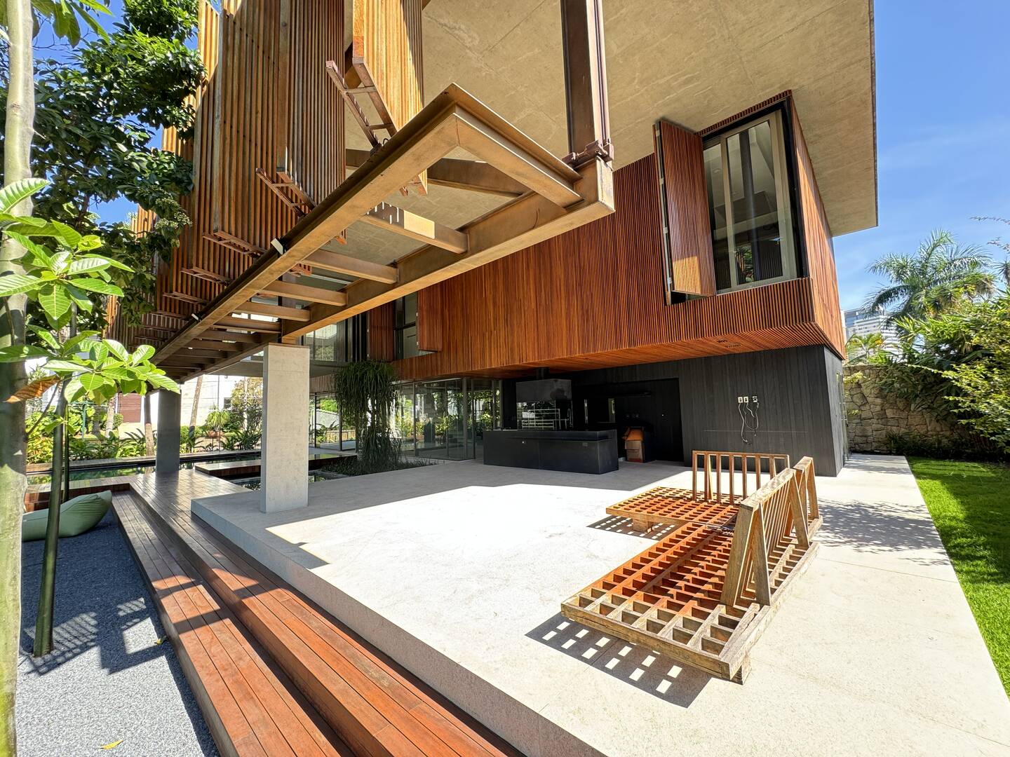 Casa contemporânea com 4 suítes, arquitetura autoral e área de lazer integrada