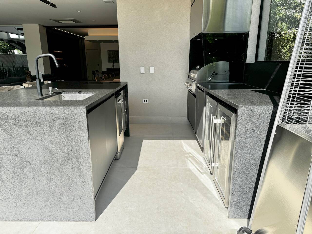 Casa recém-construída à venda no Alphaville Residencial 1 com 4 suítes e automação