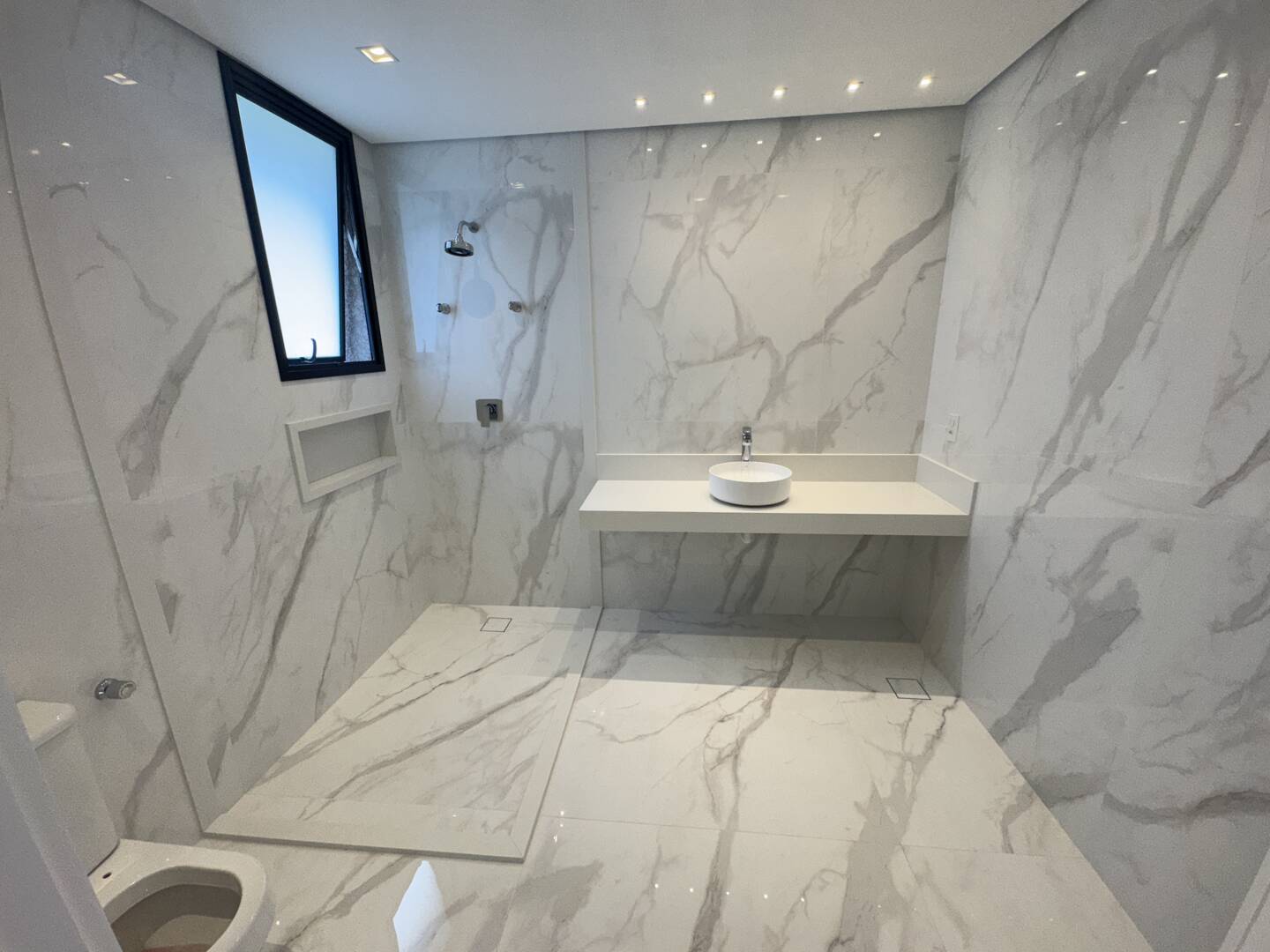 Casa à venda com 4 suítes, piscina com prainha e área gourmet integrada