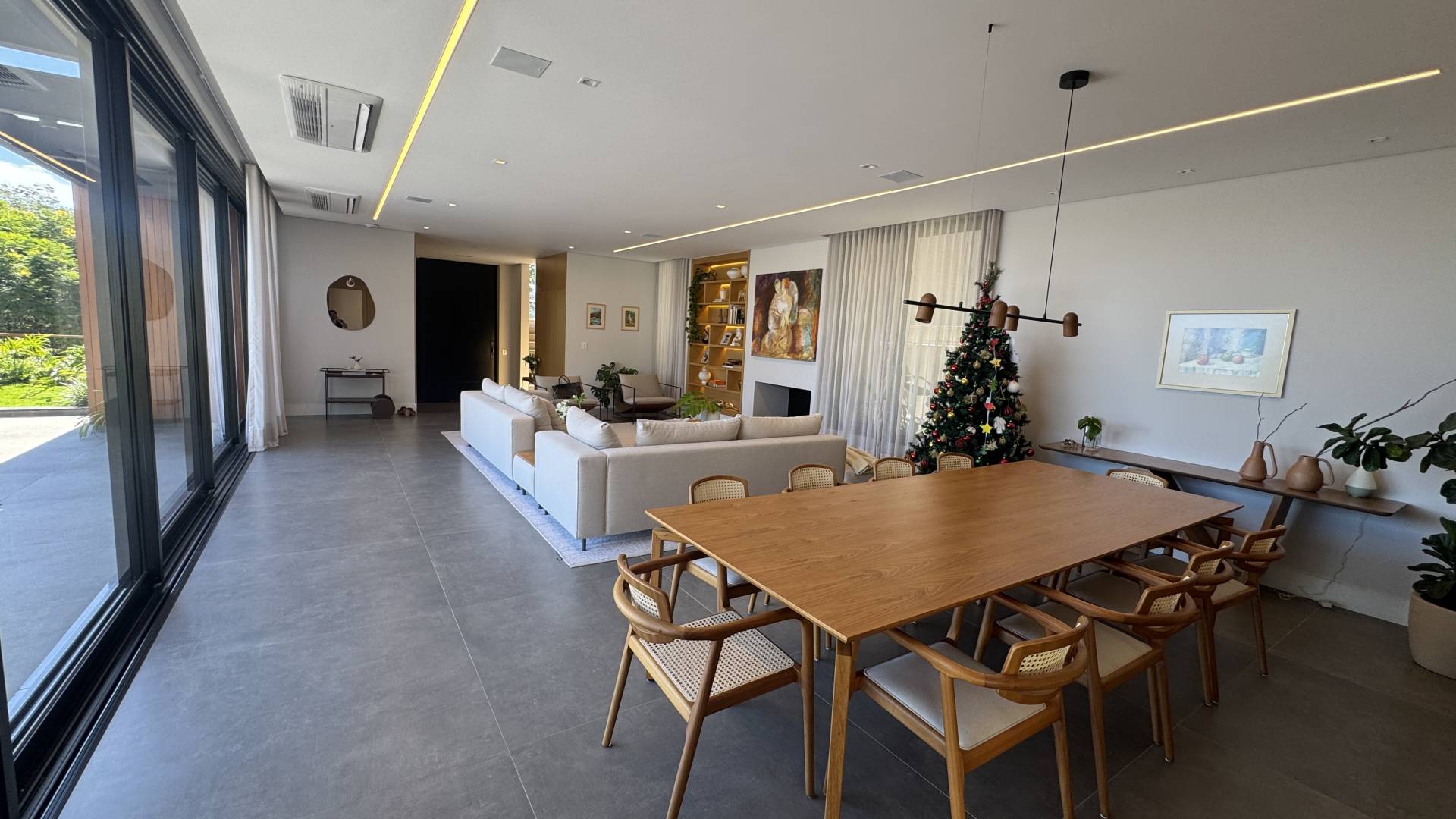Casa à venda no Tamboré 10 com vista permanente para a mata e amplo terreno