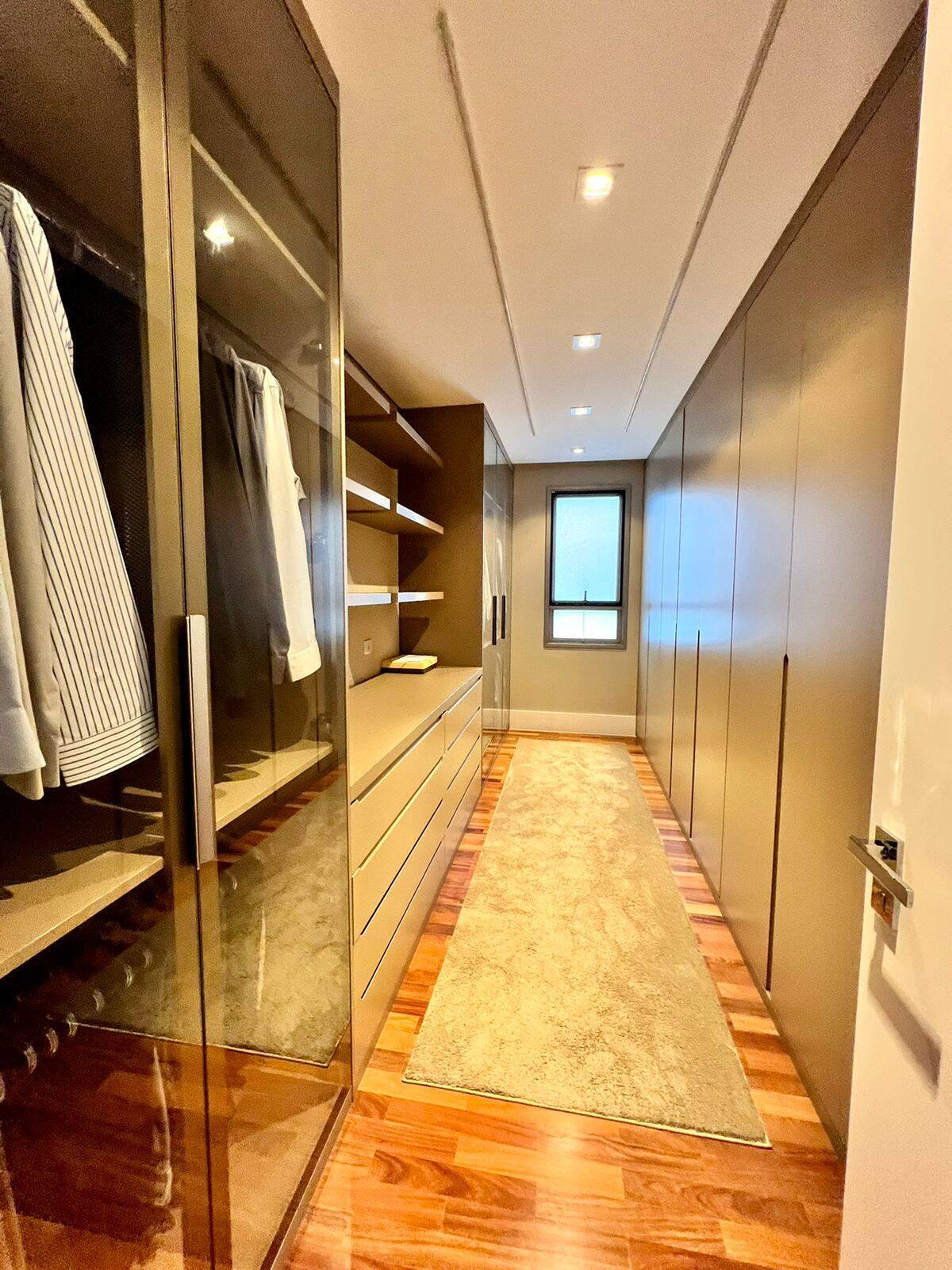 Casa com 5 suítes, elevador e lazer completo à venda em Alphaville