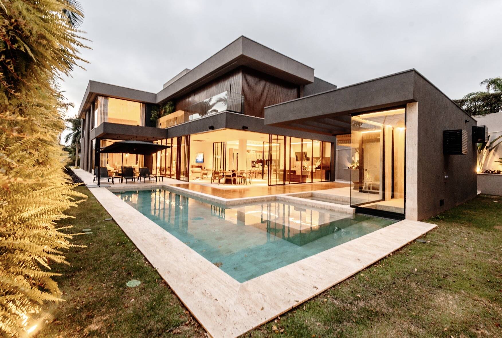 Casa Contemporânea à Venda no Tamboré 3 | Projeto Leonice Alves | 5 Suítes | Automação Completa