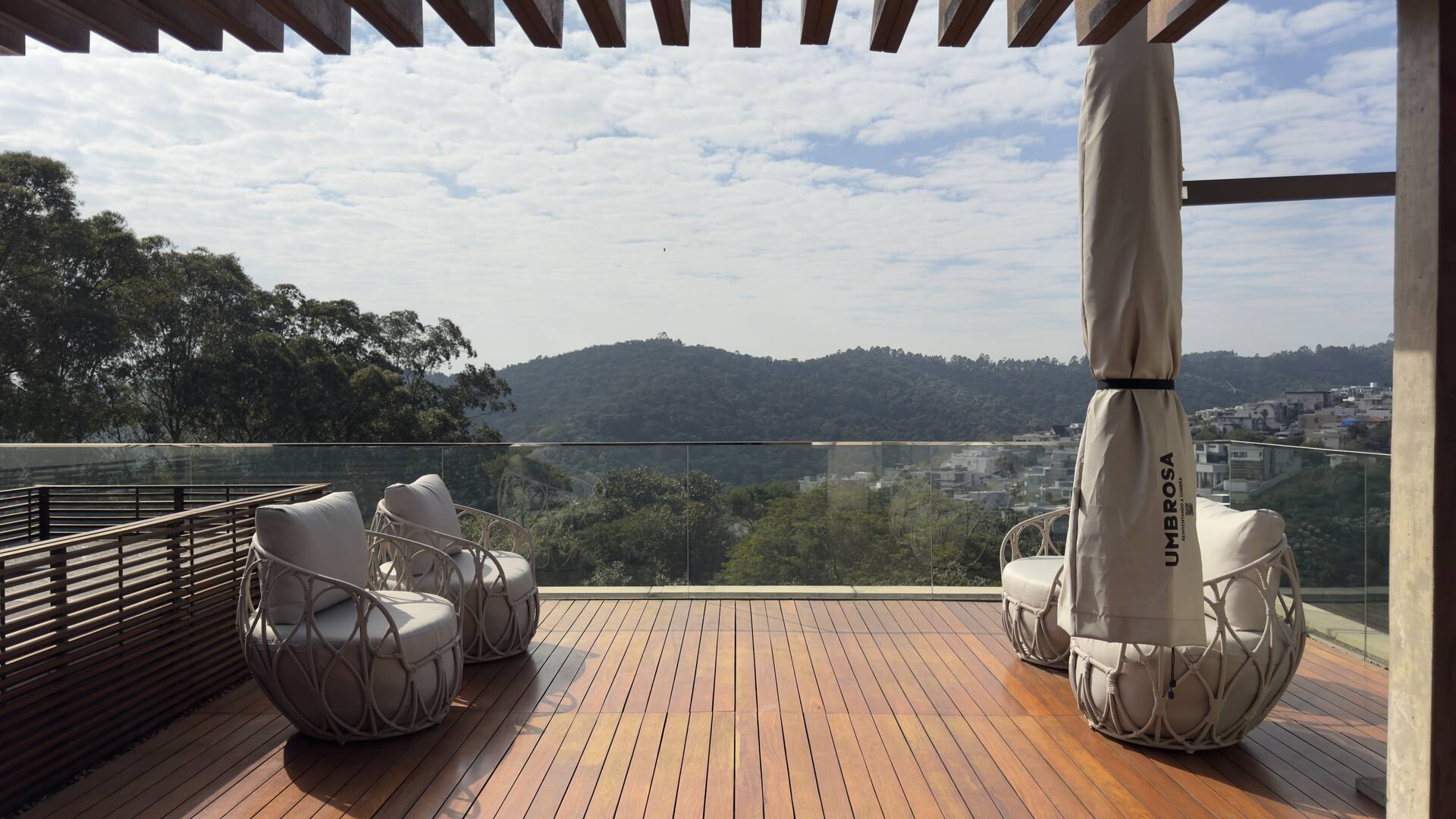 Casa Contemporânea à Venda no Alphaville Gênesis 1 com Vista Permanente para a