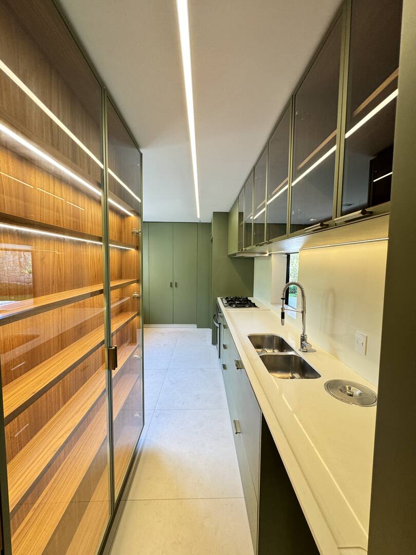 Casa contemporânea com 4 suítes, arquitetura autoral e área de lazer integrada