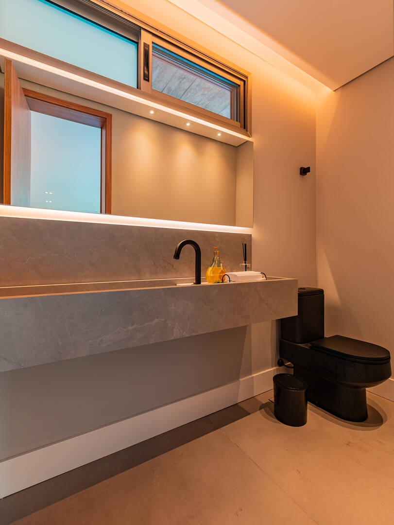 Casa porteira fechada à venda em Alphaville | 5 suítes, rooftop e mobiliada