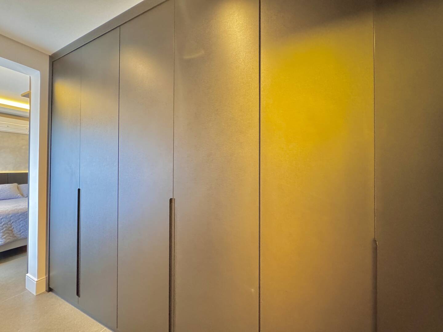 Casa nova e mobiliada à venda no Villa Solaia com 4 suítes e lazer completo