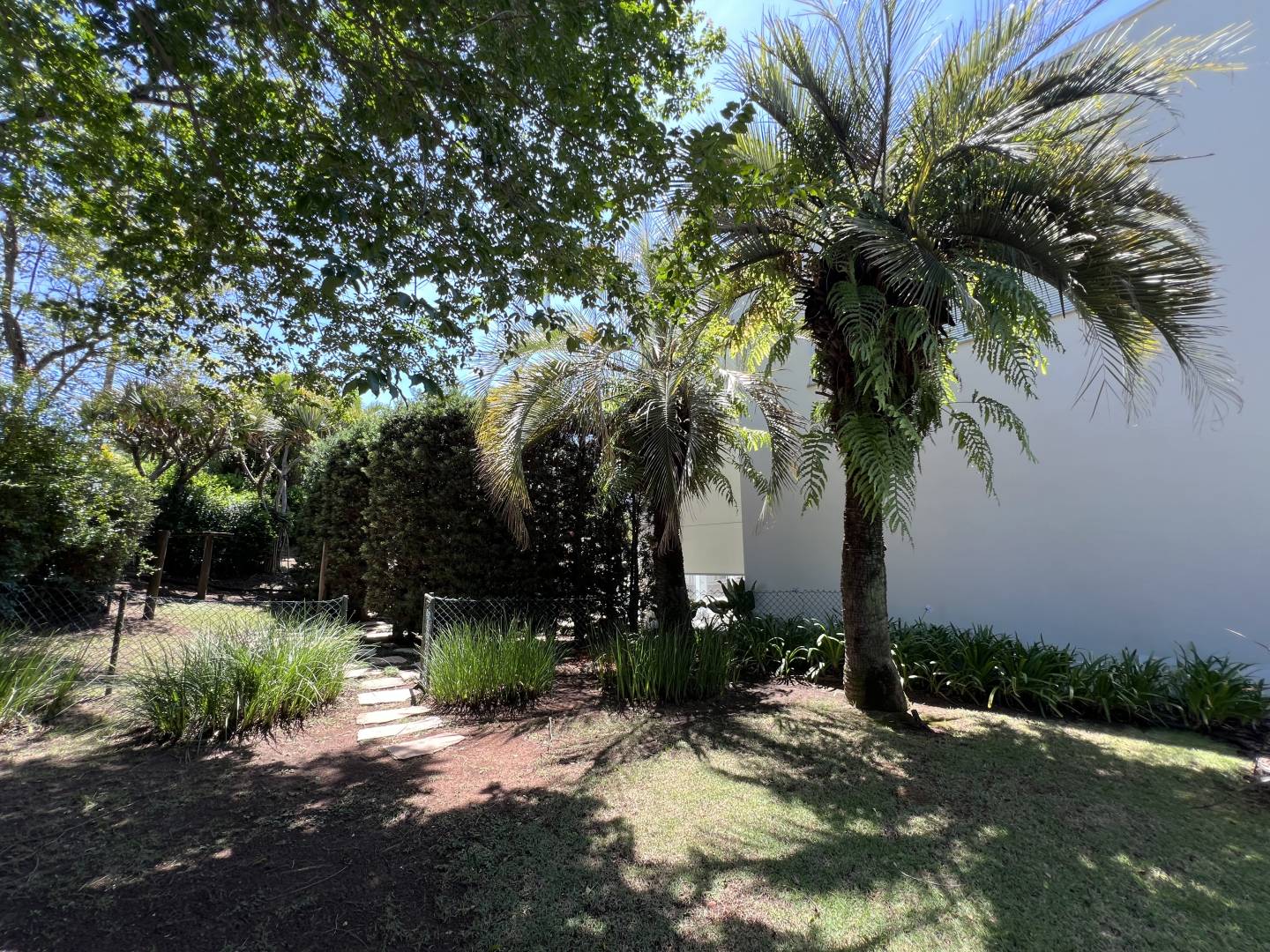 Casa à venda no Alphaville Residencial 2 com 5 suítes, piscina natural e firepit