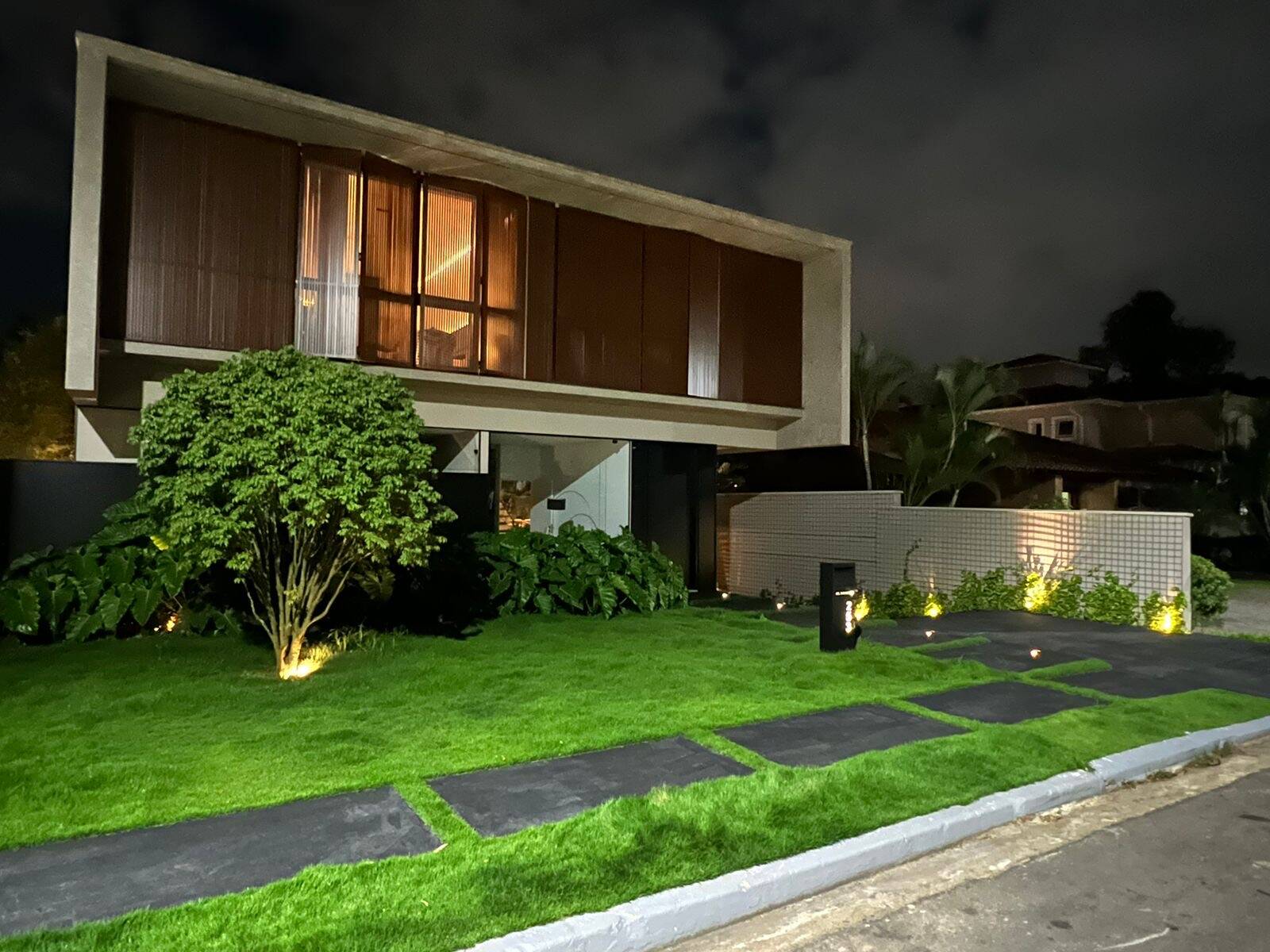 Casa recém-construída à venda no Alphaville Residencial 1 com 4 suítes e automação