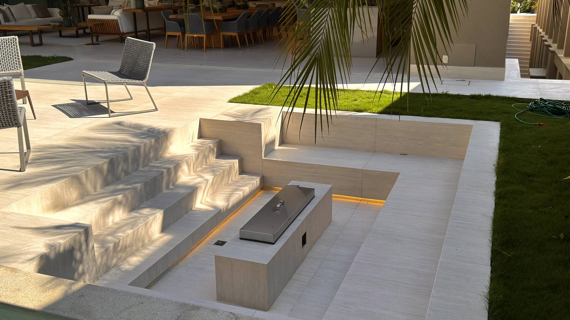 Casa Contemporânea no Tamboré 3 com Rooftop, 5 Suítes e Vista Permanente para a Praça