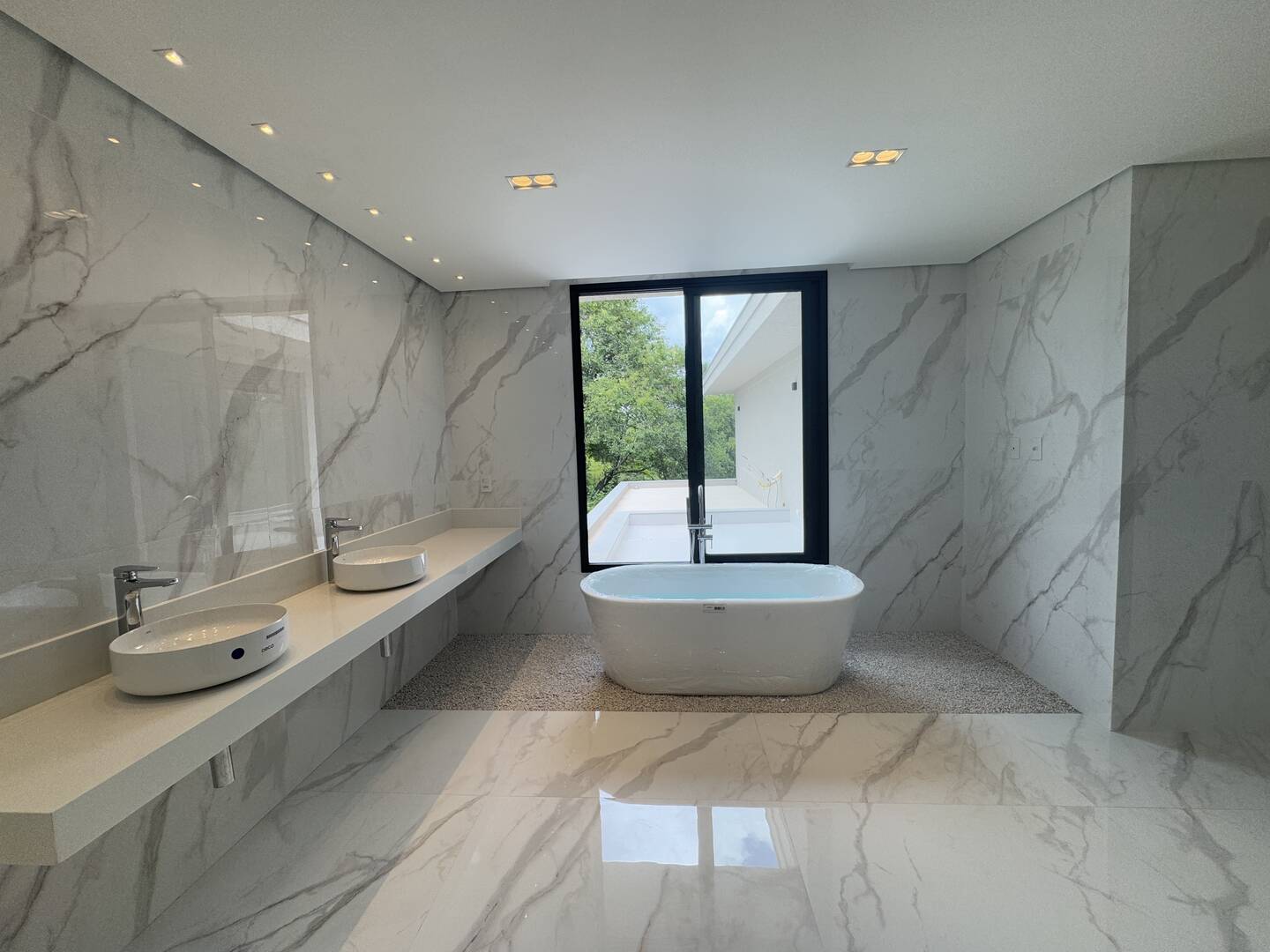 Casa à venda com 4 suítes, piscina com prainha e área gourmet integrada