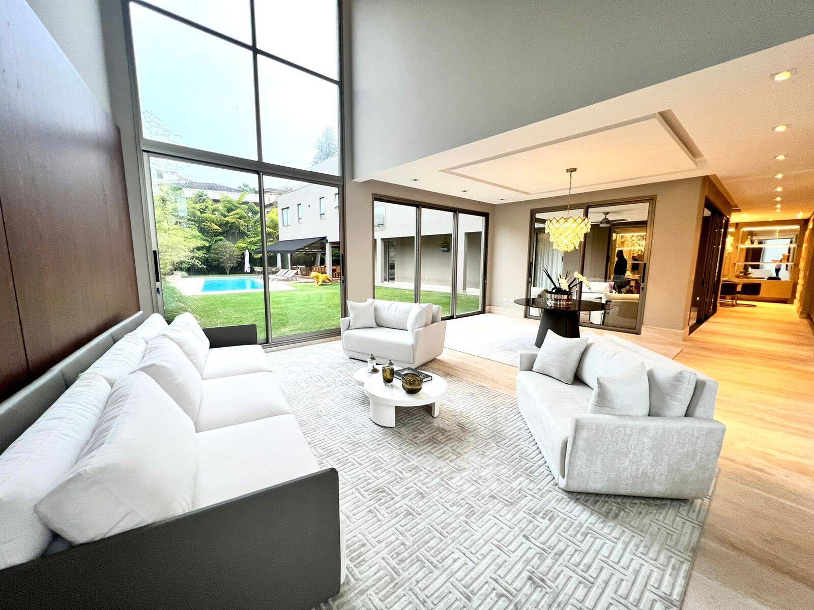 Casa com 5 suítes, elevador e lazer completo à venda em Alphaville