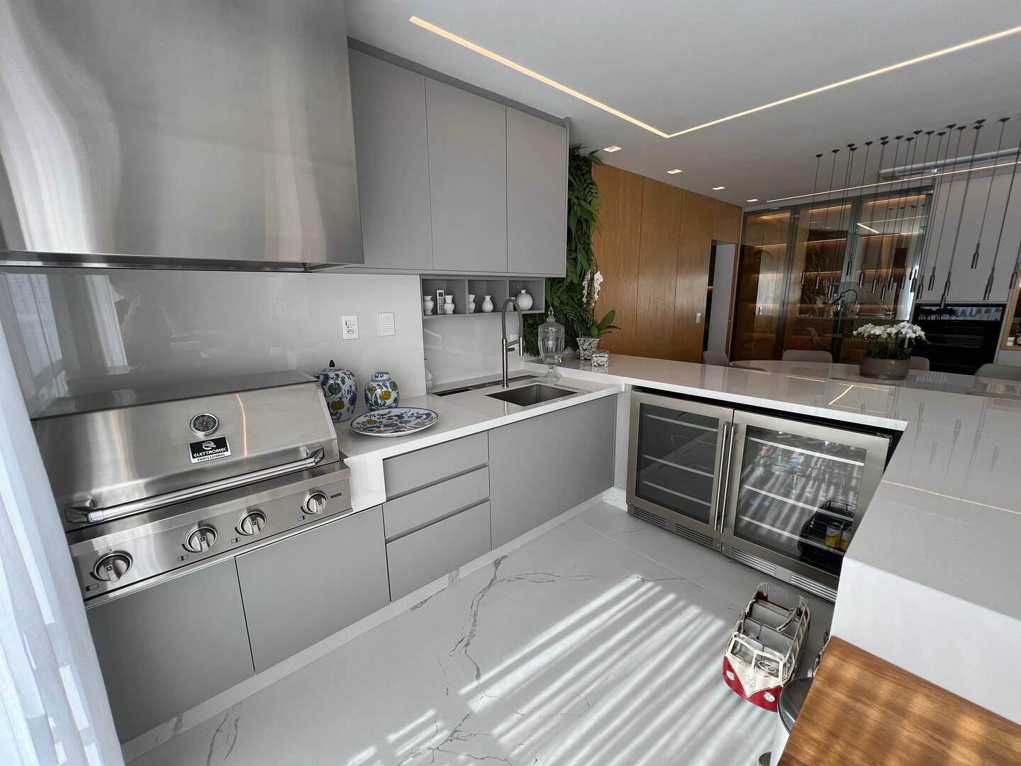 Apartamento mobiliado no ATRIA Alphaville com 3 suítes e automação completa