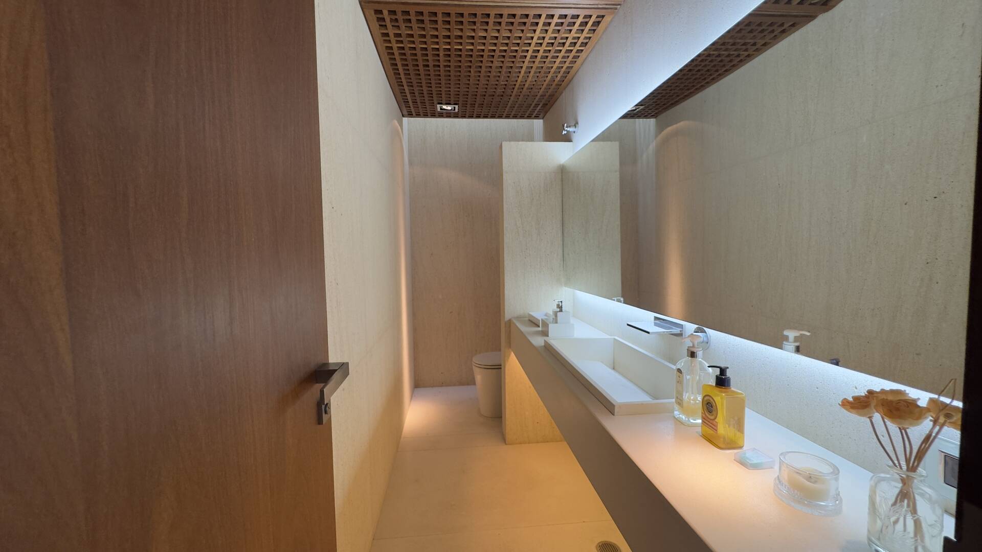 Casa Contemporânea com Vista Permanente, Piscina com Raia e Projeto Autoral em Alphaville
