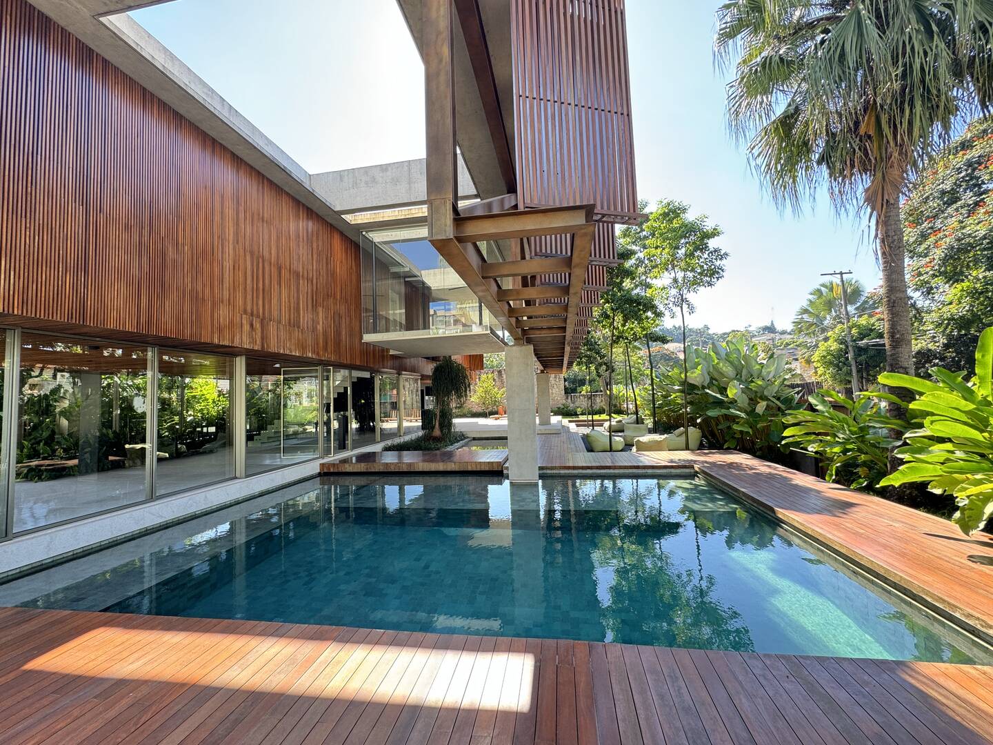 Casa contemporânea com 4 suítes, arquitetura autoral e área de lazer integrada