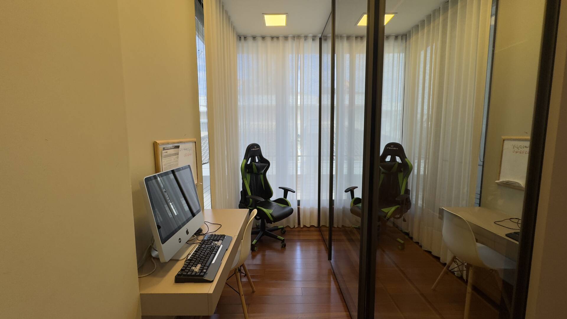 Casa Contemporânea à Venda no Alphaville Gênesis 1 com Vista Permanente para a