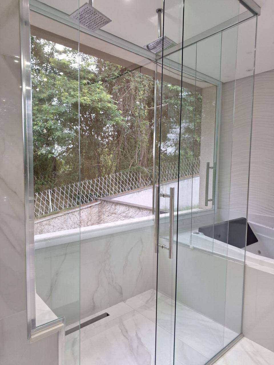 Casa com fundo para mata - Residencial Tamboré 11 - Venda porteira fechada.