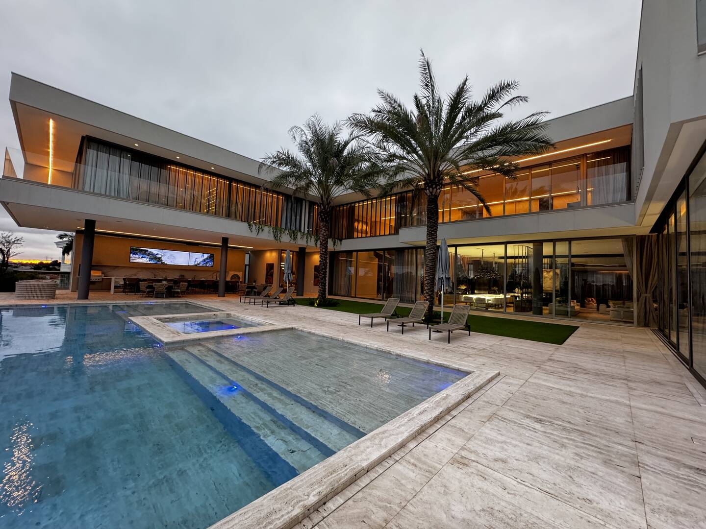 Casa com 6 suítes, vista panorâmica e arquitetura contemporânea no Tamboré 2