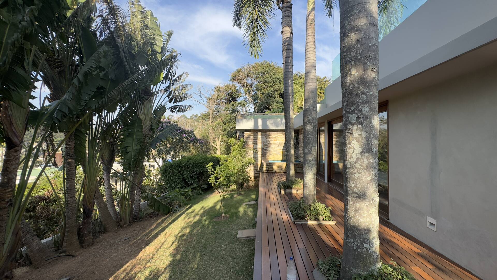 Casa Contemporânea com Vista Permanente, Piscina com Raia e Projeto Autoral em Alphaville