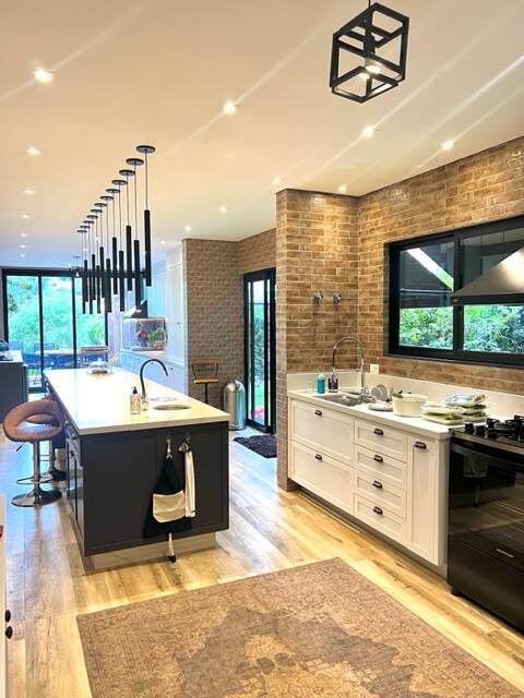 Casa Totalmente Reformada à Venda no Tamboré 1 | 5 Suítes e Ambientes Integrados