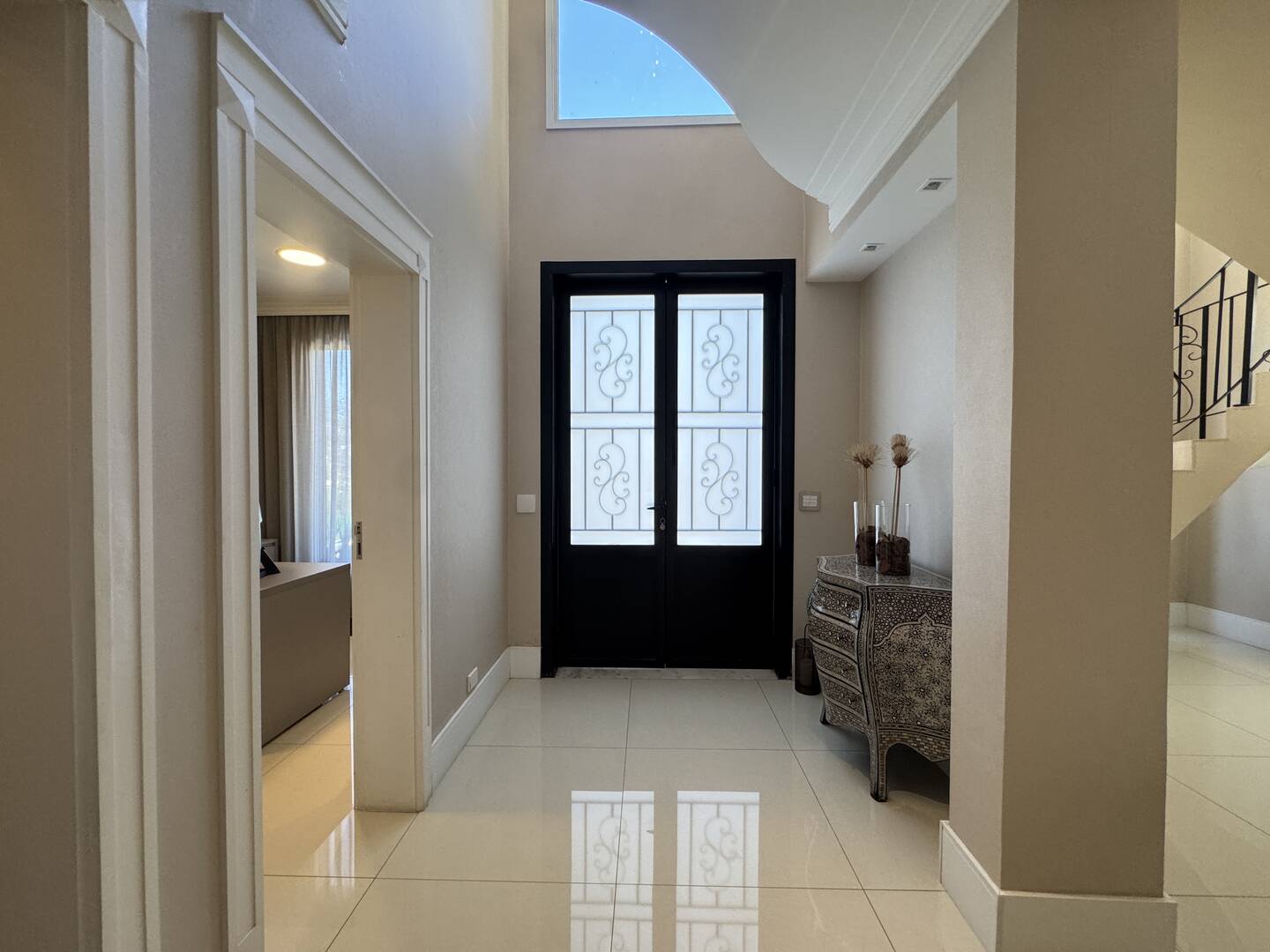 Casa neo-clássica à venda no Villa Solaia Alphaville | Elegância e conforto